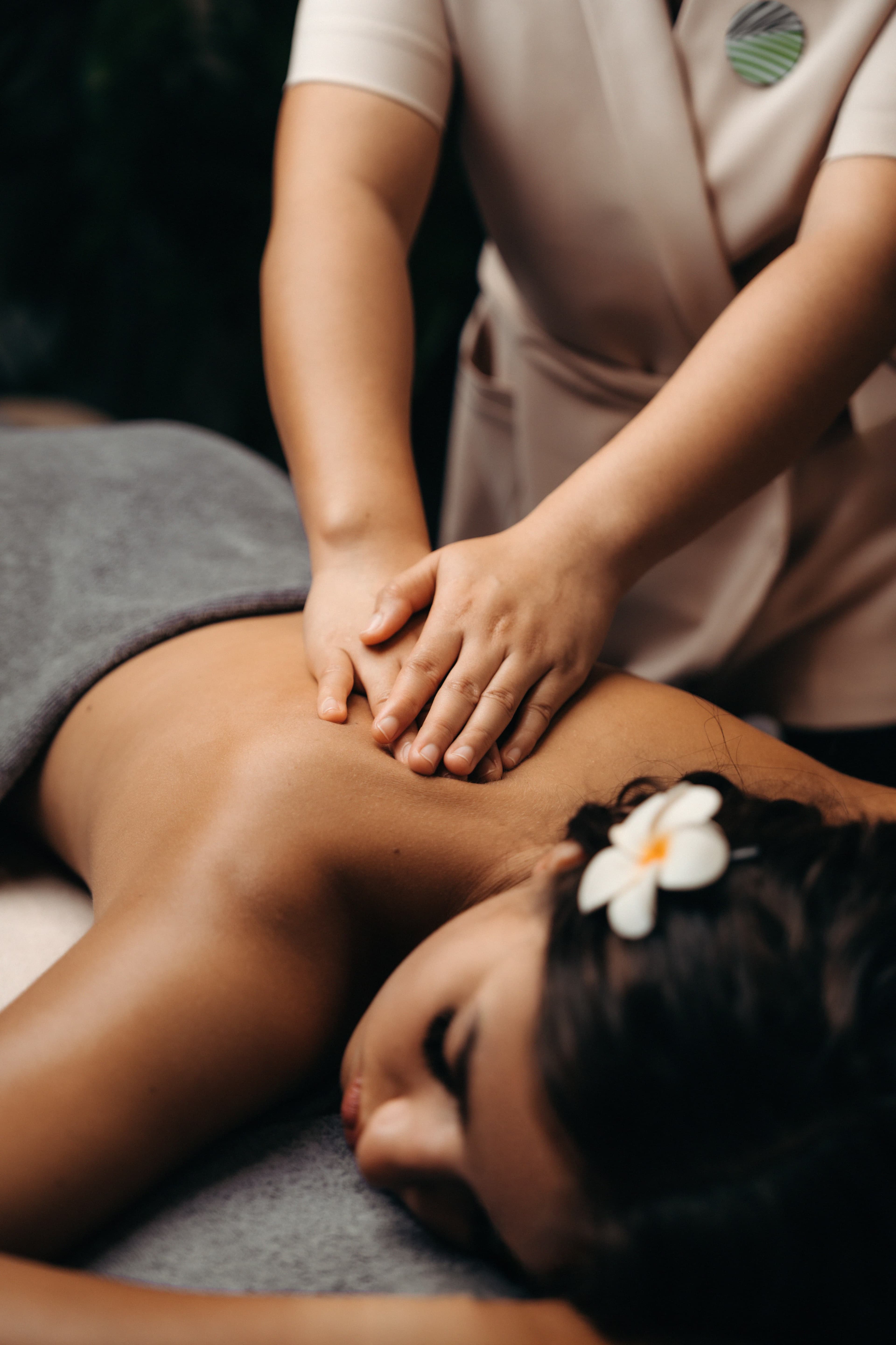 Certyfikowane terapeutki Thai Organic podczas zabiegu